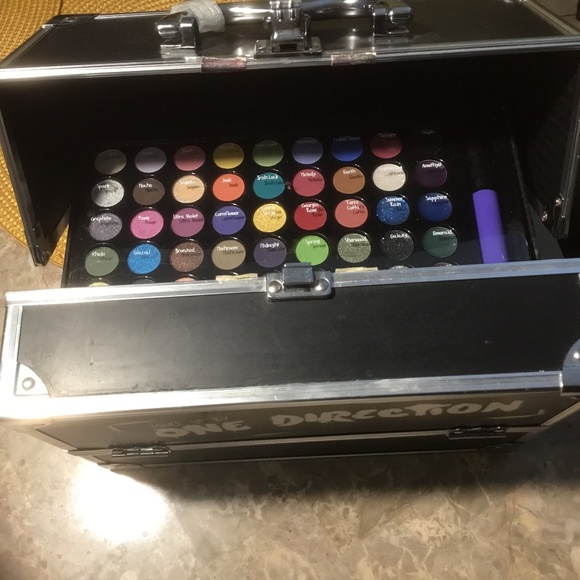 One Direction Tour Make-Up Case with Supplies and Tour City Stickers - Picture 12 of 16